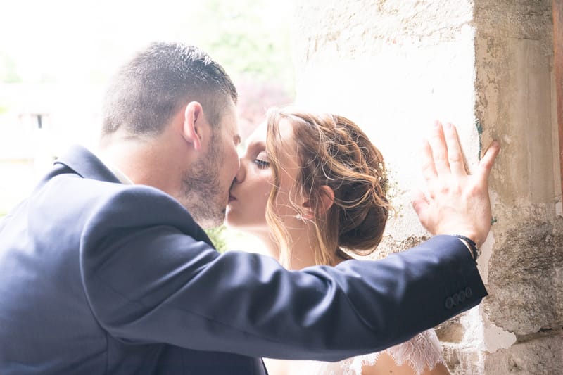 s'embrasser au mariage PaulEmmanuel Photographie s'embrasser au mariage PaulEmmanuel Photographie