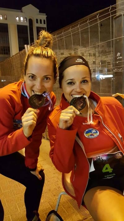 Deporte Tenis - Pareja Relajante Después De Jugar Partido De Tenis Al Aire  Libre En Verano. Amigos Felices Sonrientes En La Pista De Tenis Al Aire  Libre Viven Saludable Estilo De Vida