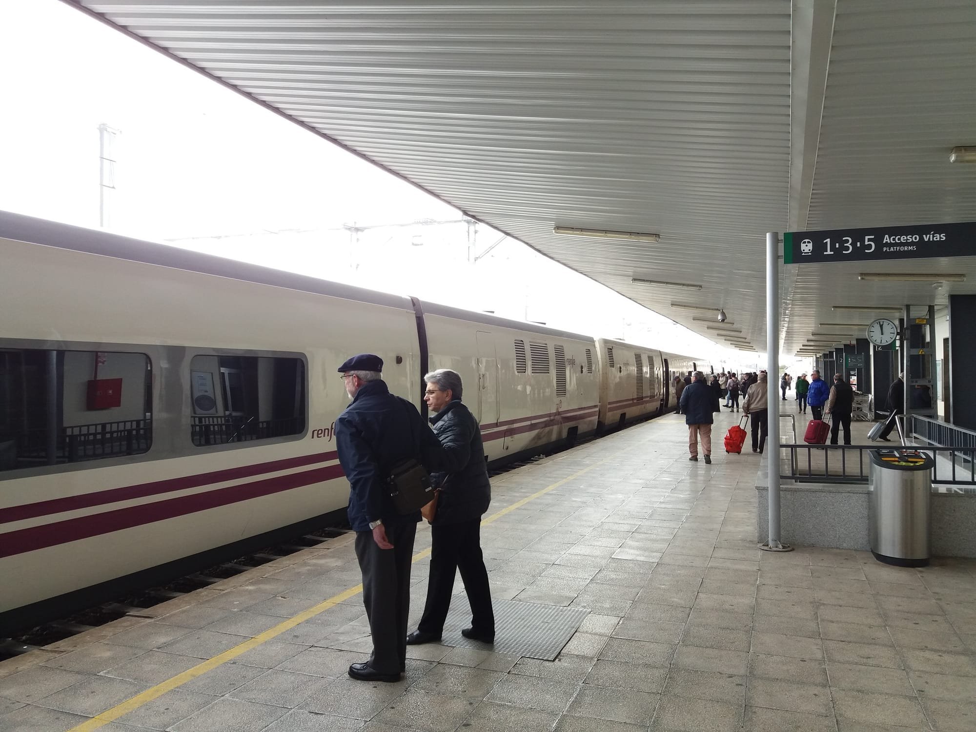 Ángela Hidalgo propone mejorar la conexión de la estación de Linares-Baeza con Andalucía Occidental