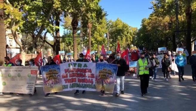 Sindicatos y colectivos protestan en Linares en defensa del ferrocarril público