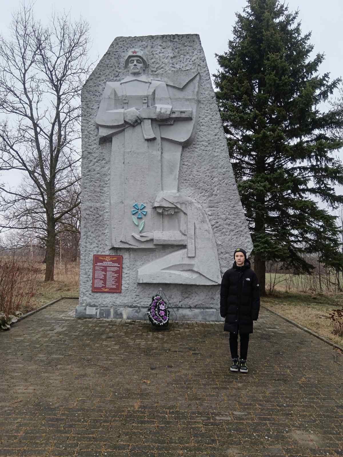 Посетил экскурсионный маршрут мест памяти защитников Отечества и жертв Великой Отечественной войны