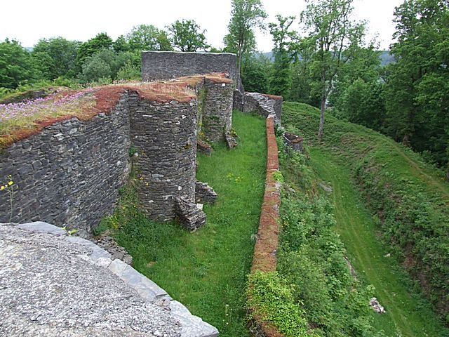 Les ruines du château d'Herbeumont