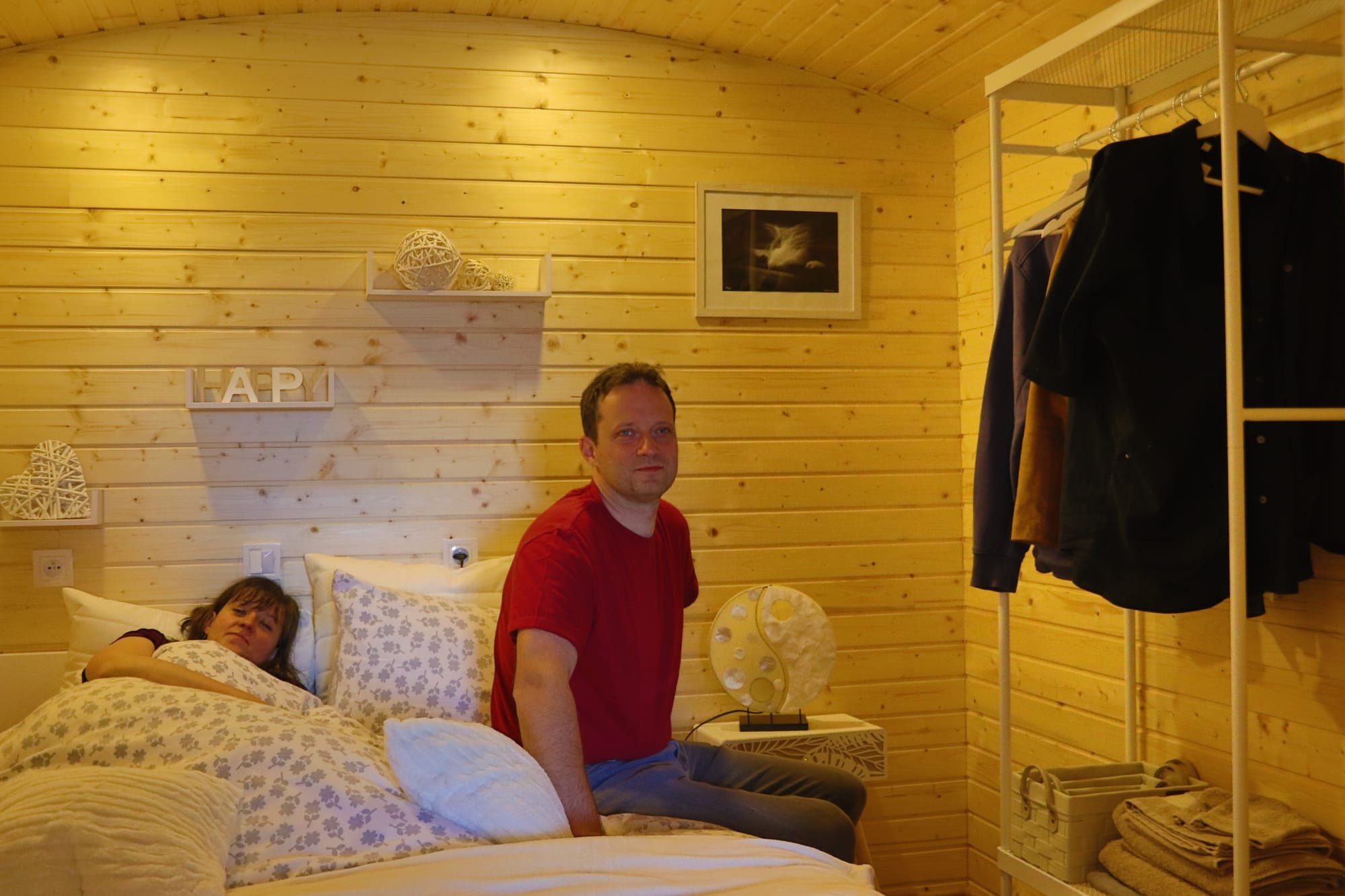 Slaapkamer met een tweepersoonsbed 140cm