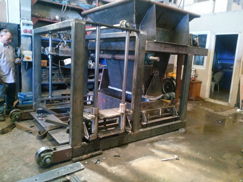Machine a fabriquer des paves autobloquant