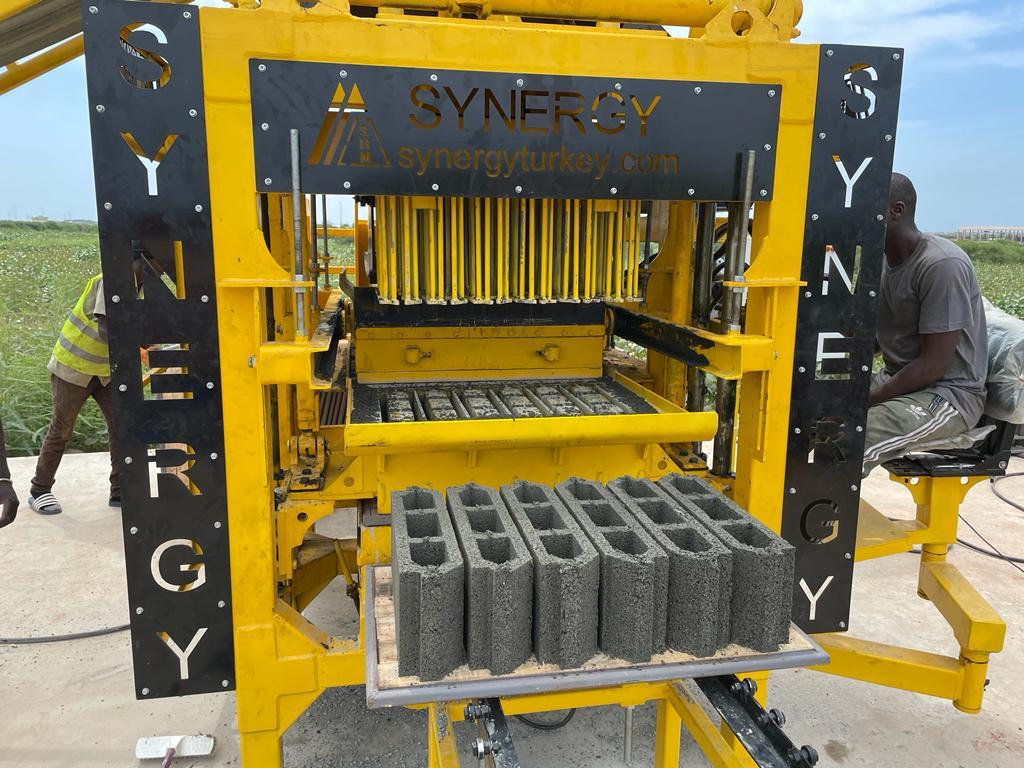 Machine fabrication de parpaing automatique