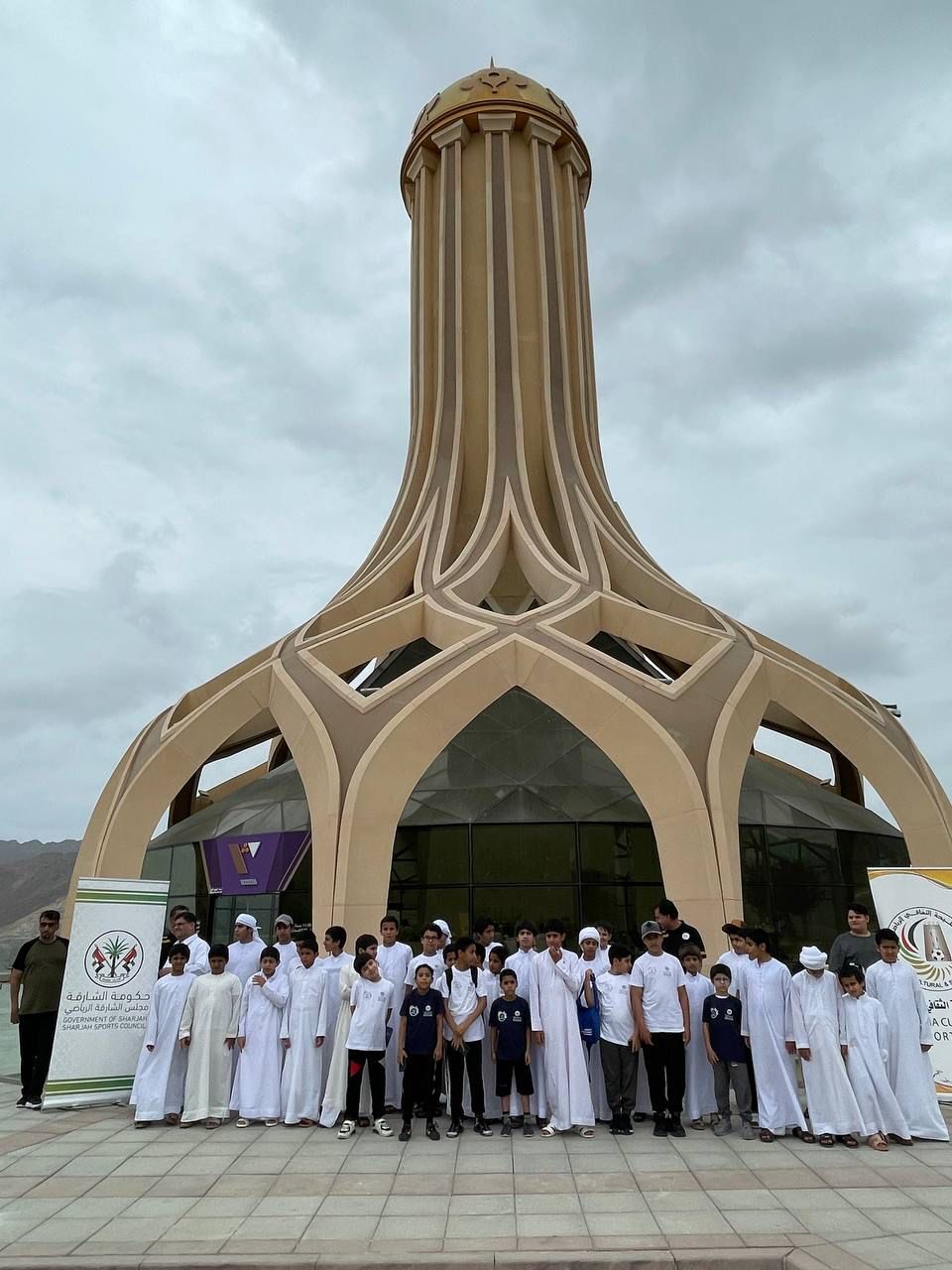 نادي مليحة ينظم زيارة إلى النصب التذكاري في خورفكان