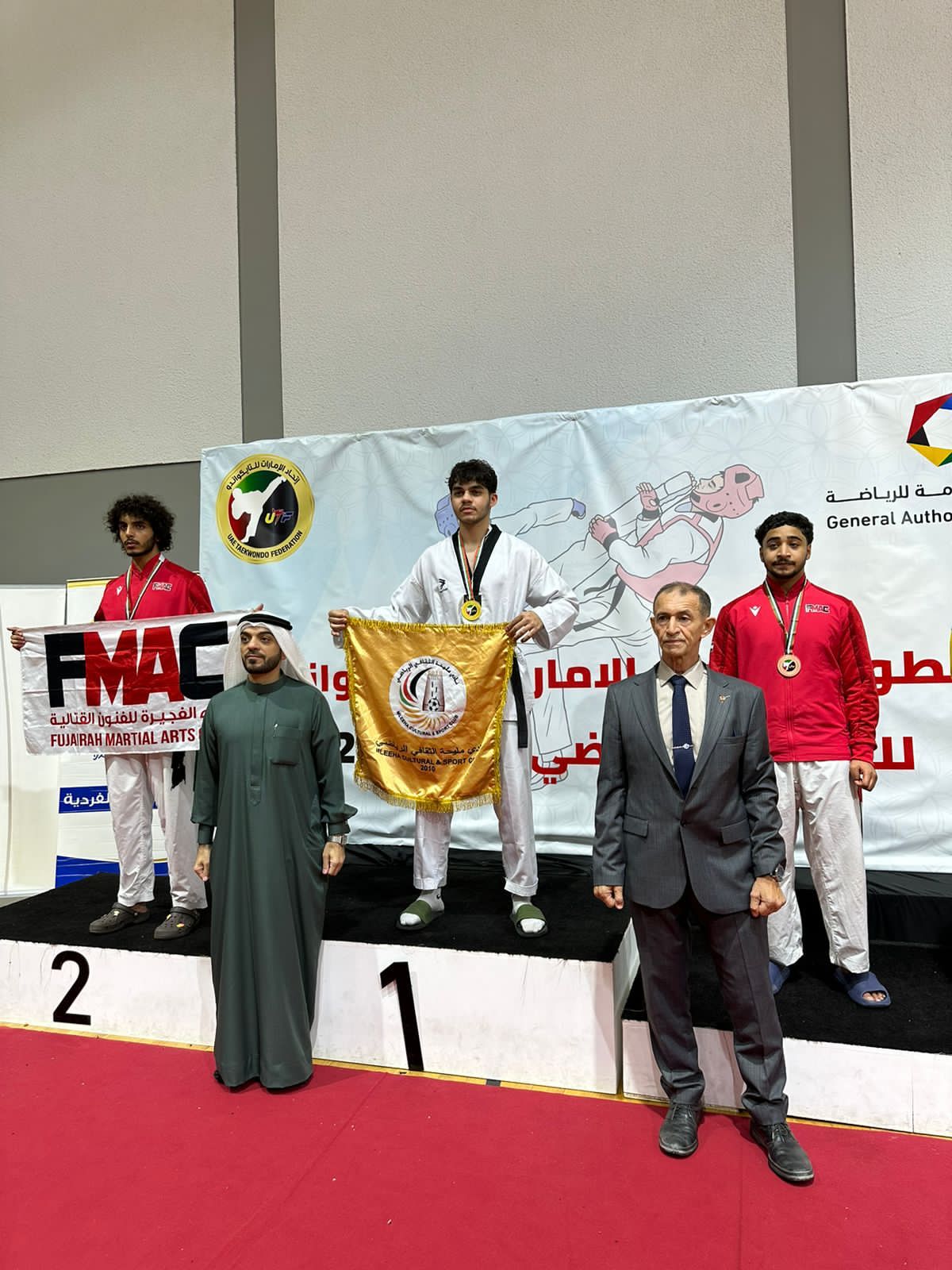 بيد لاعبي ولاعبات النادي