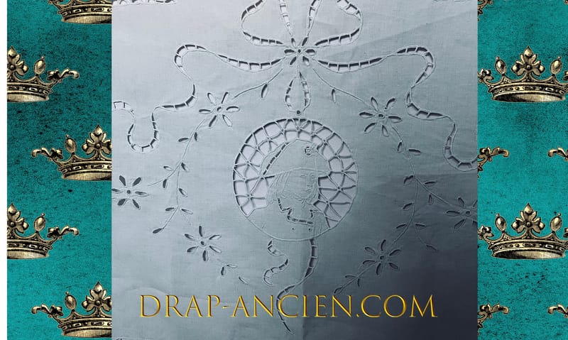 LINGE ANCIEN / Drap brodé main avec fleurs au crochet et monogramme MCR sur toile de fil de lin - Passion de blanc