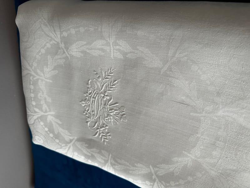 Drap Ancien En Lin Blanc Cassé – Monogramme P M – Dimensions 240 X 210 Cm – Occasion