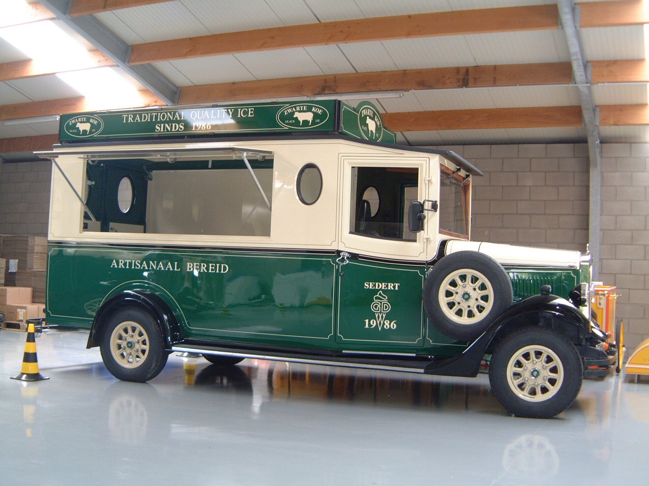Vintage Asquith Shire - Zwarte Koe Ice Cream Van (belgium)