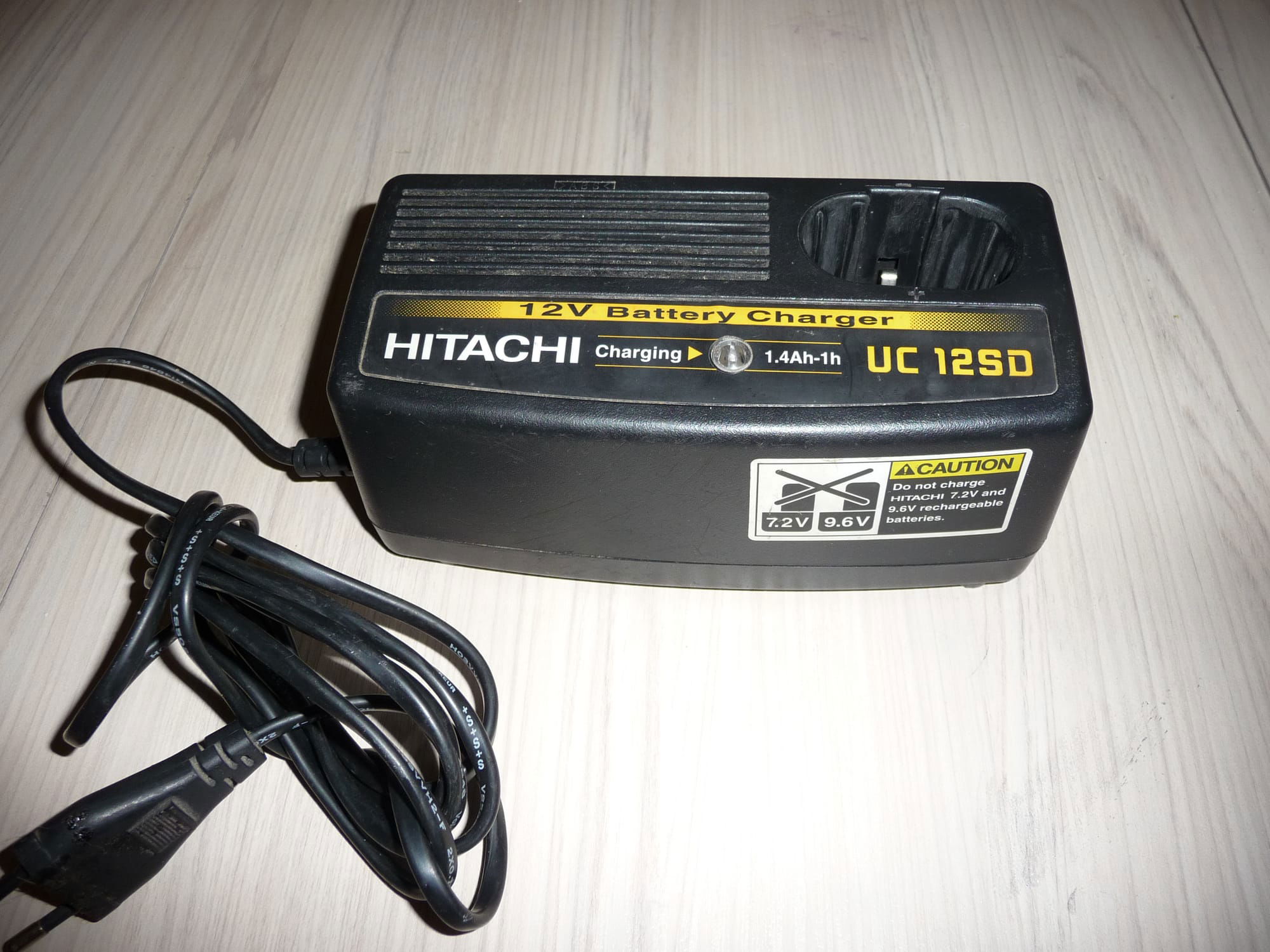 HITACHI NiCd punjač, 12V