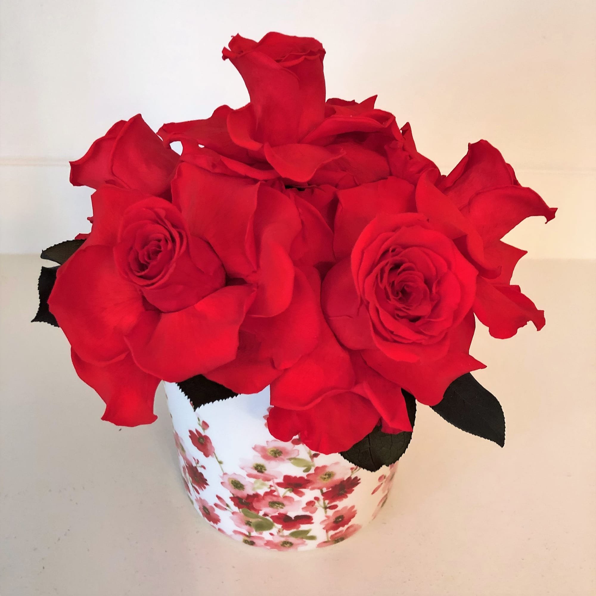 122 Red Roses in vase with Red flowers
