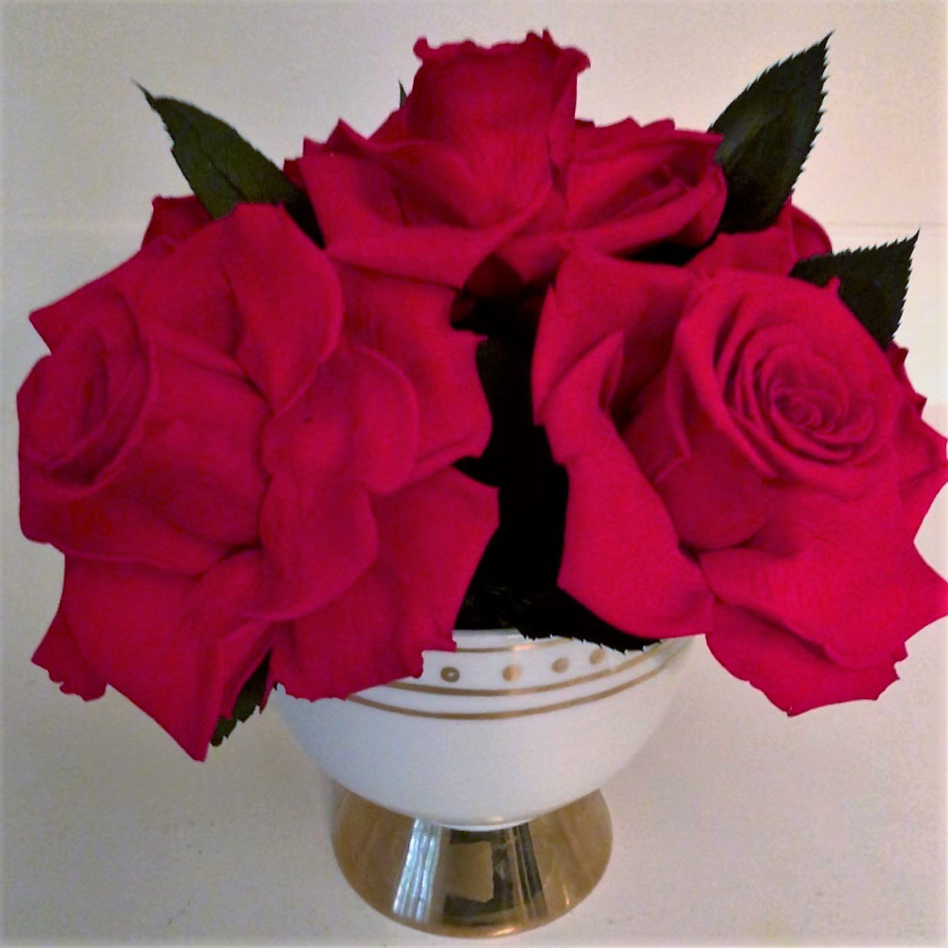 116 6 Red roses in Designer vase