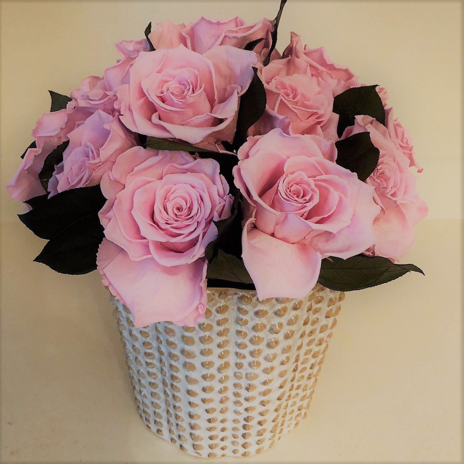 124 Pink roses in ceramic vase