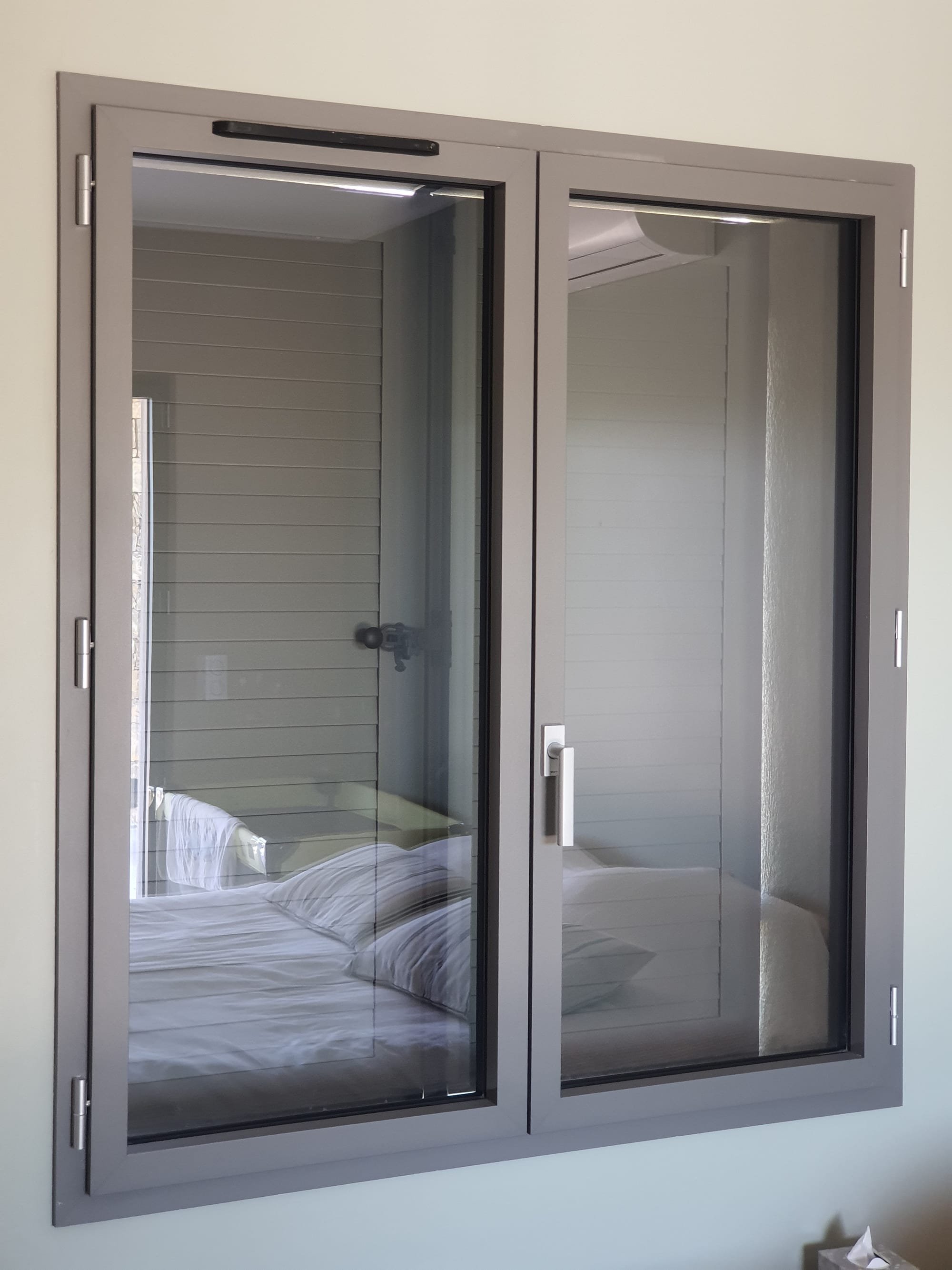 Fenêtre aluminium gris texturé avec caches paumelles et poignées assortis