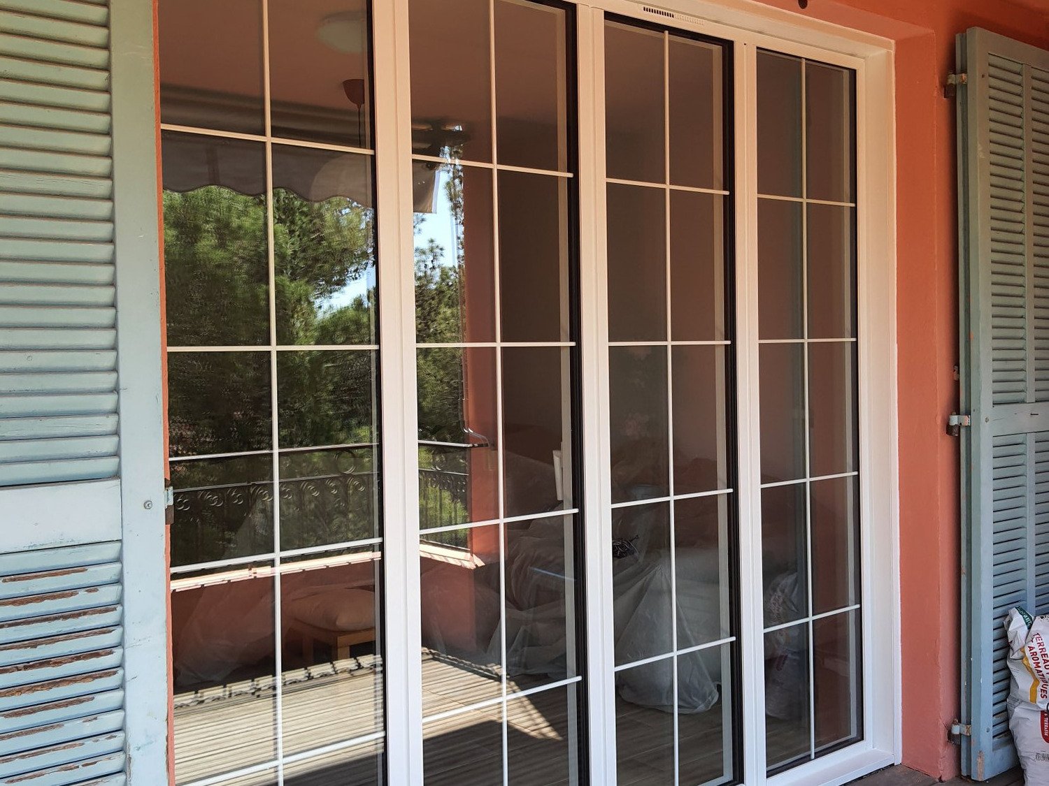 Porte fenêtre 4 vantaux aluminium avec croisillons intégrés au vitrage