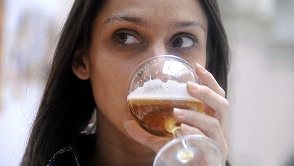 Establecen en tres cervezas la barrera que separa a una feminista de una mujer normal