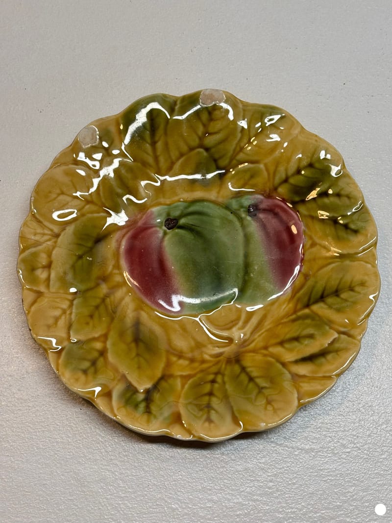Assiette en barbotine de Sarreguemines Décor de grappes de raisins en relief