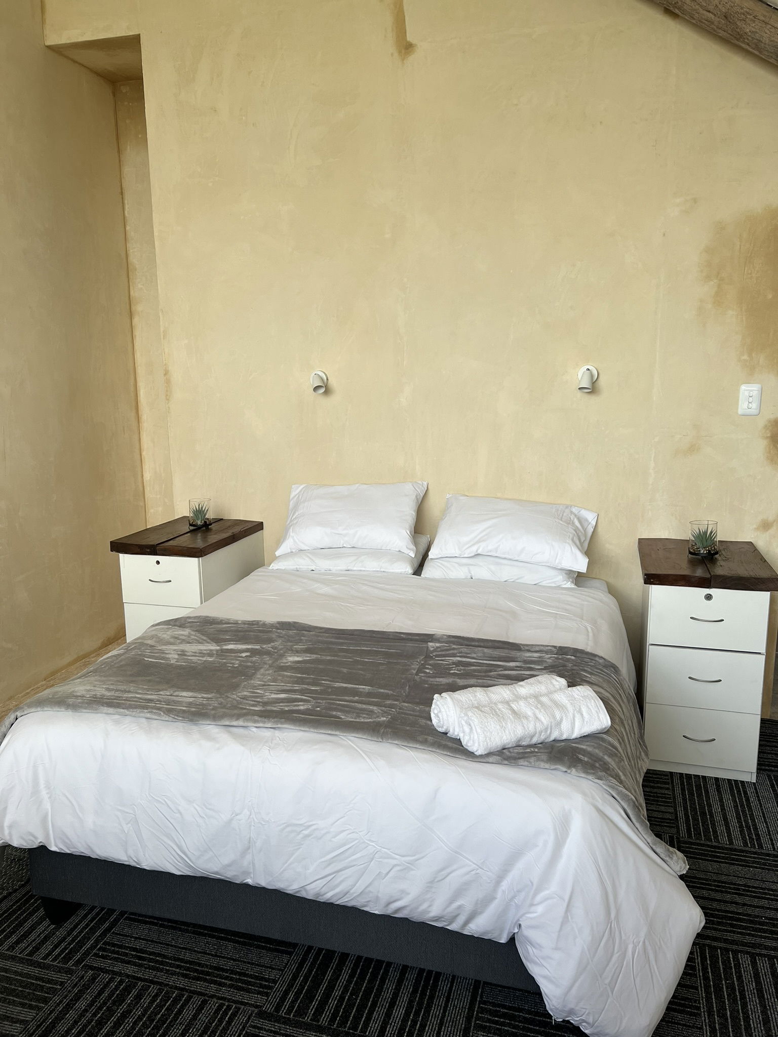 Cabin 1 Queen bed Villa Keys