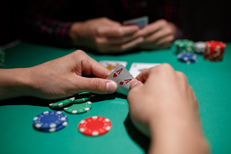 How to Bluff in Poker Games?