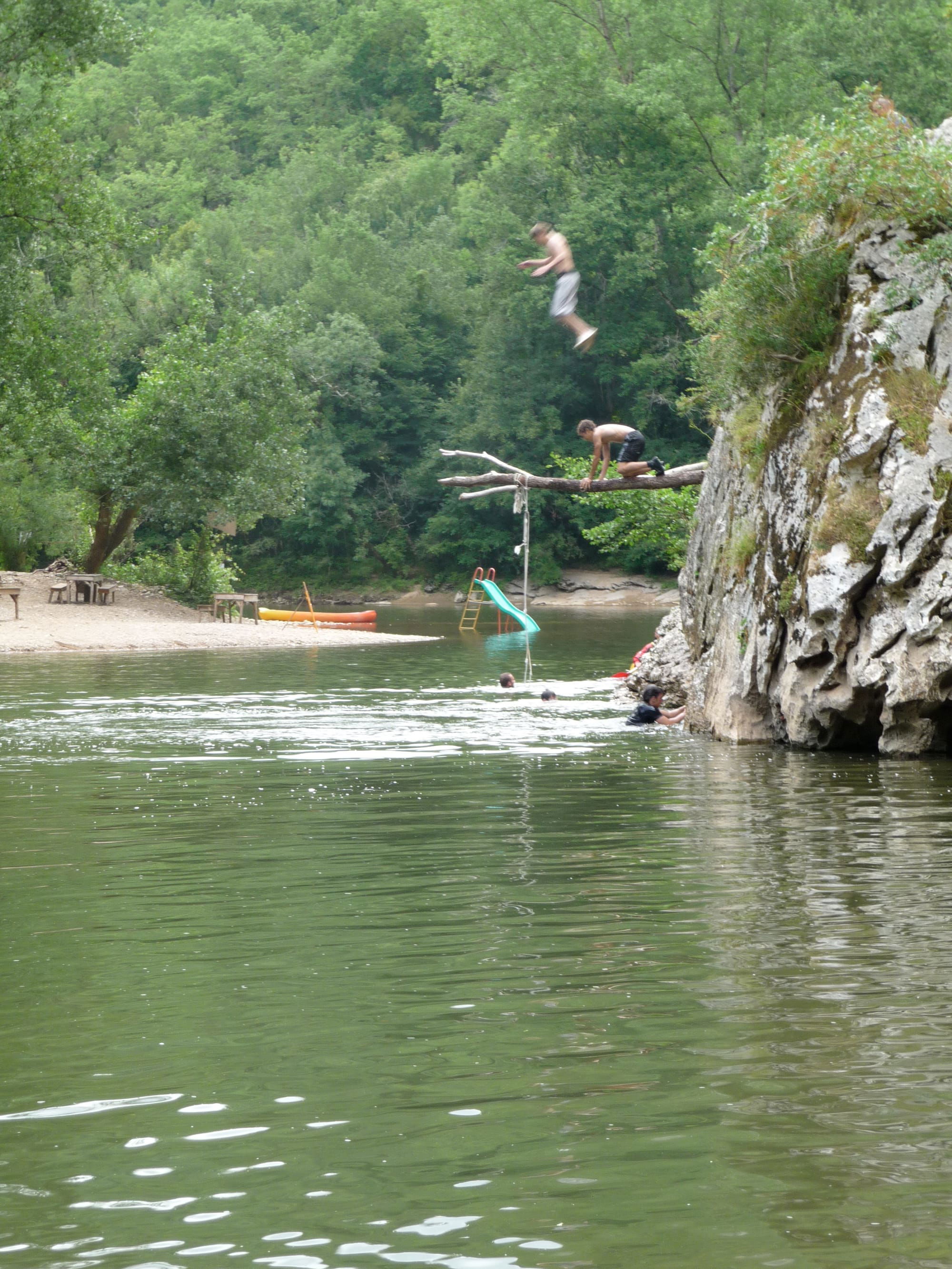 Saut du Rocher au Manjocarn à mi parcours descente Kayman Canoes