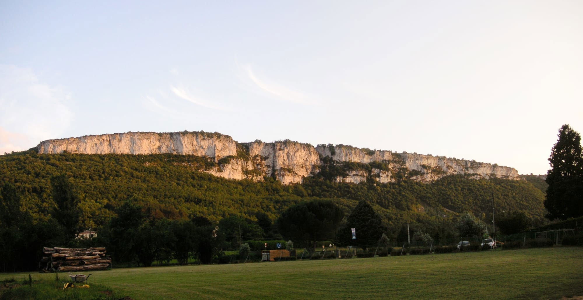 Roc d' Anglars au départ de la descente cheKayman Canoes