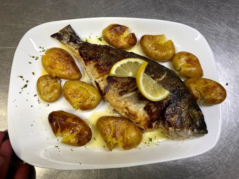 Dourada grelhada c/ batata a murro e legumes