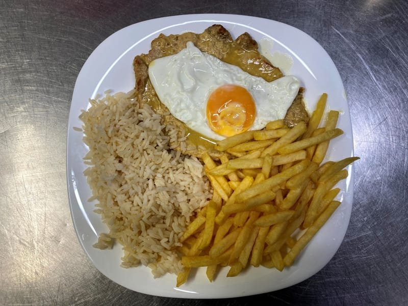 Bitoque de porco c/ batata frita, arroz e ovo estrelado