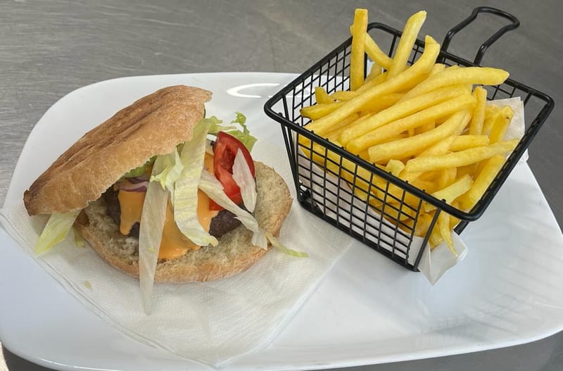 Hamburger (vaca) no pão c/ batata frita