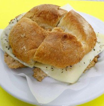 Schweineschnitzel mit Käse im Brot