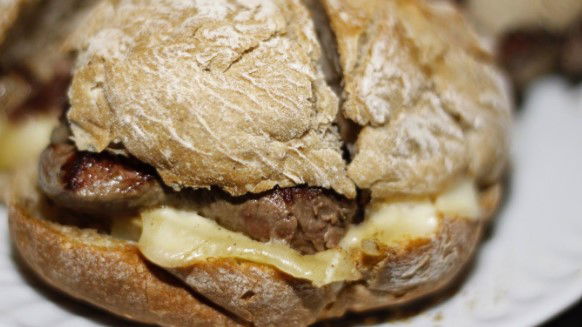 Rinderschnitzel mit Käse im Brot