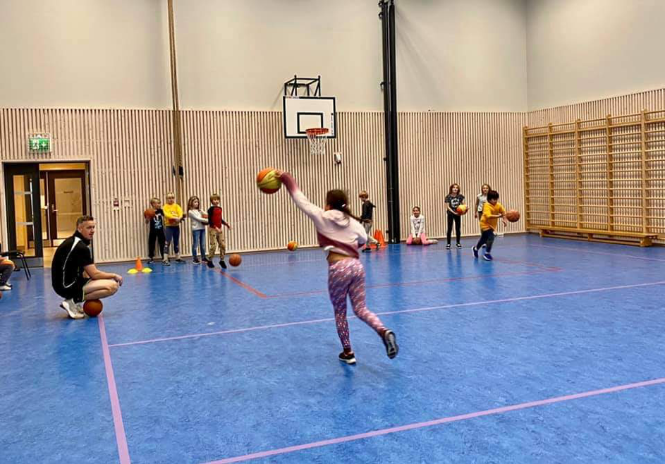 Gøy med SFO-basket på Nesøya og Sydskogen skole