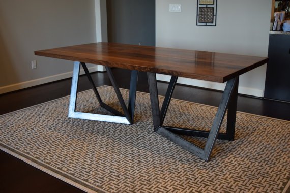 Kuhinjska miza s kovinskim podnožjem