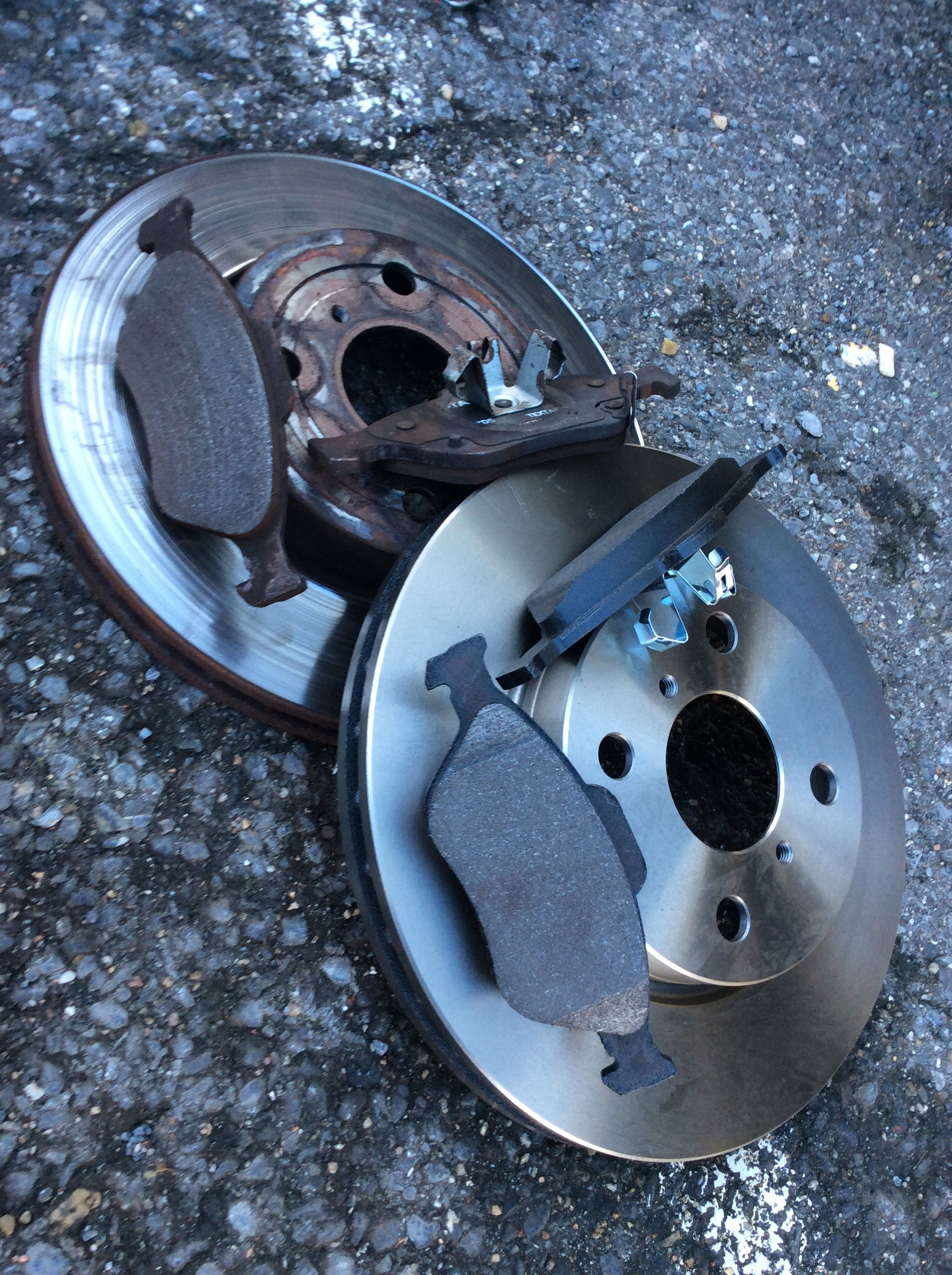 DISQUES ET PLAQUETTES DE FREIN AVANT TOYOTA YARIS