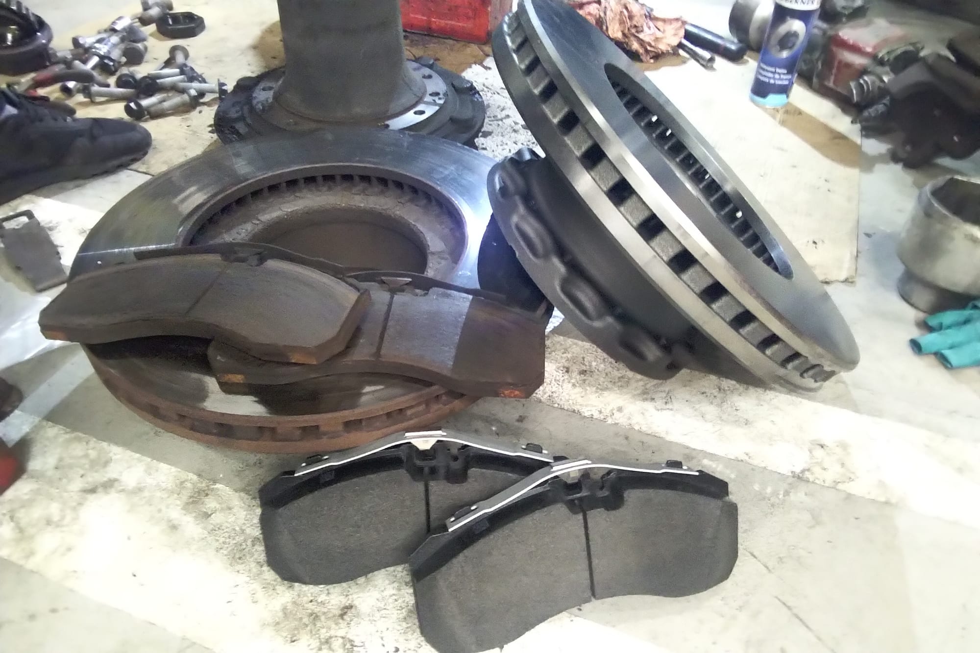 DISQUES ET PLAQUETTES DE FREIN AVANT IVECO STRALIS