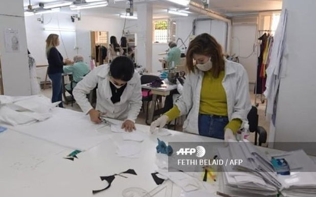 AFP : reportage photo de Fethi Belaïd - fabrication masques barrière covid19