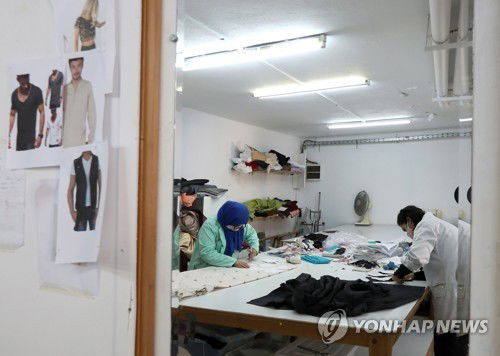 COREE - Cheon Gong : Seamstresses make masks in the workshop of the brand Miss Anaïs - Copier