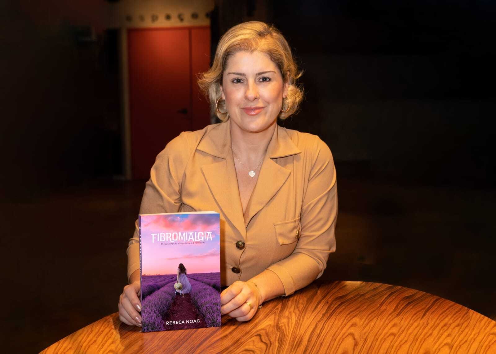 Rebeca Noag lança livro inspirador sobre a fibromialgia