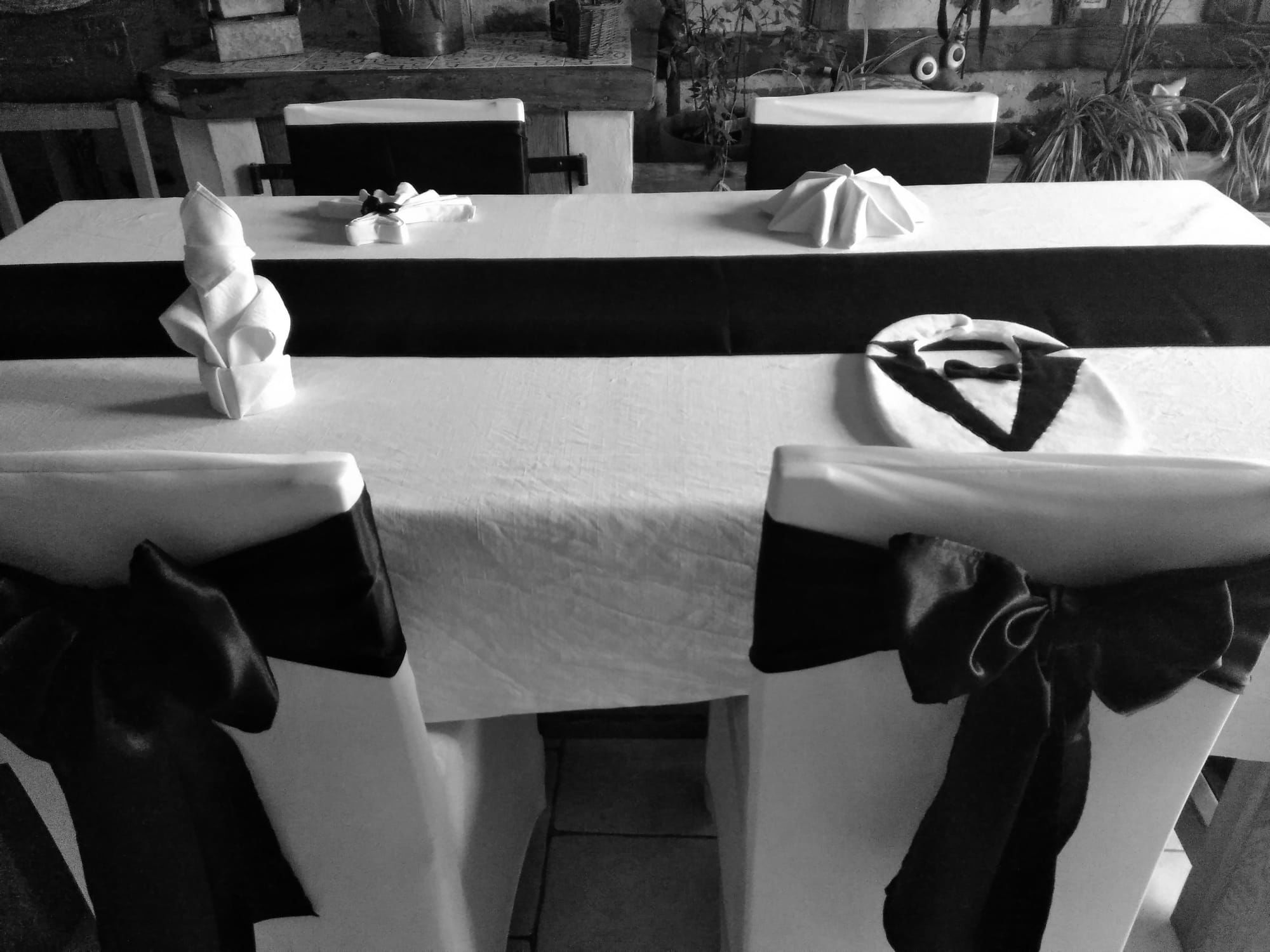 Housses de chaises blanches & Noeuds de chaise  noir