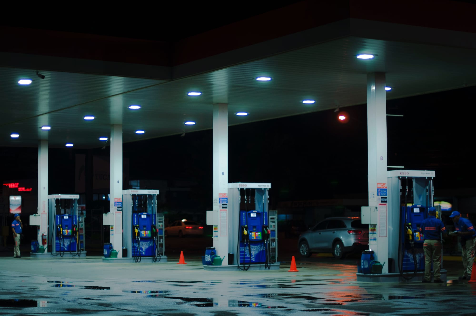 Man caught on camera testing new tires crashes into Michigan gas station before fleeing scene