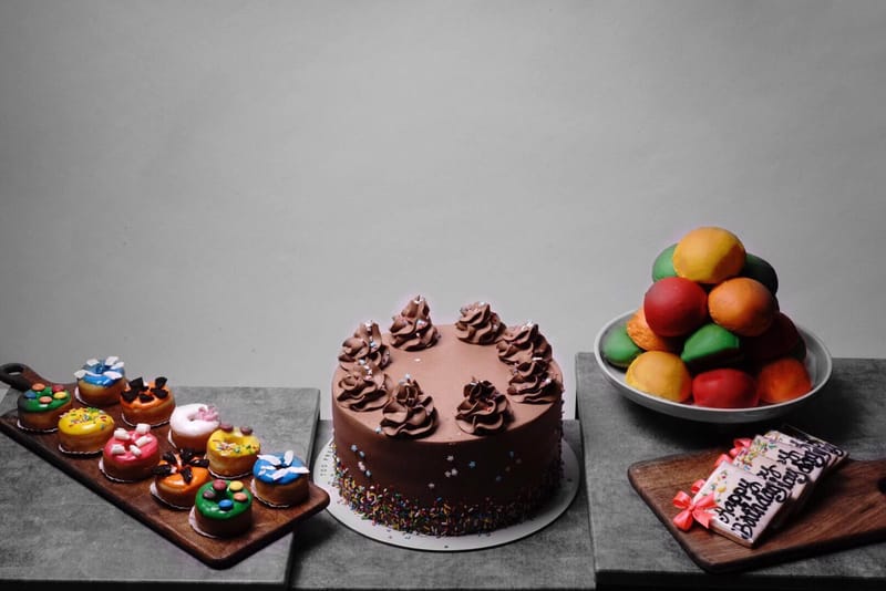 Chocolate Birthday Cake Package 20 Person عيد ميلادك علينا مجموعة الشوكولاتة 20 شخص