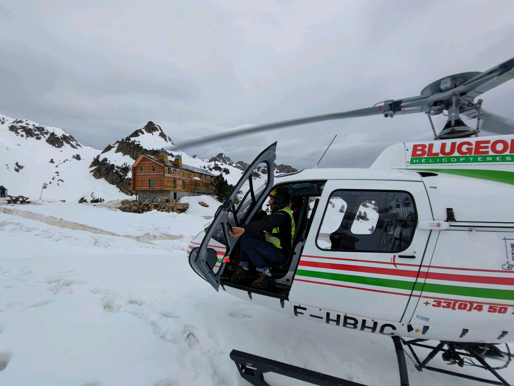 PYRENEES CHARPENTE - REFUGE MARCADAU PYRENEES - PREPARATION SUPPORT CLT PAR PONCAGE + MISE EN OEUVRE SYSTEME INTUMESCENT M1  TEKNOS
