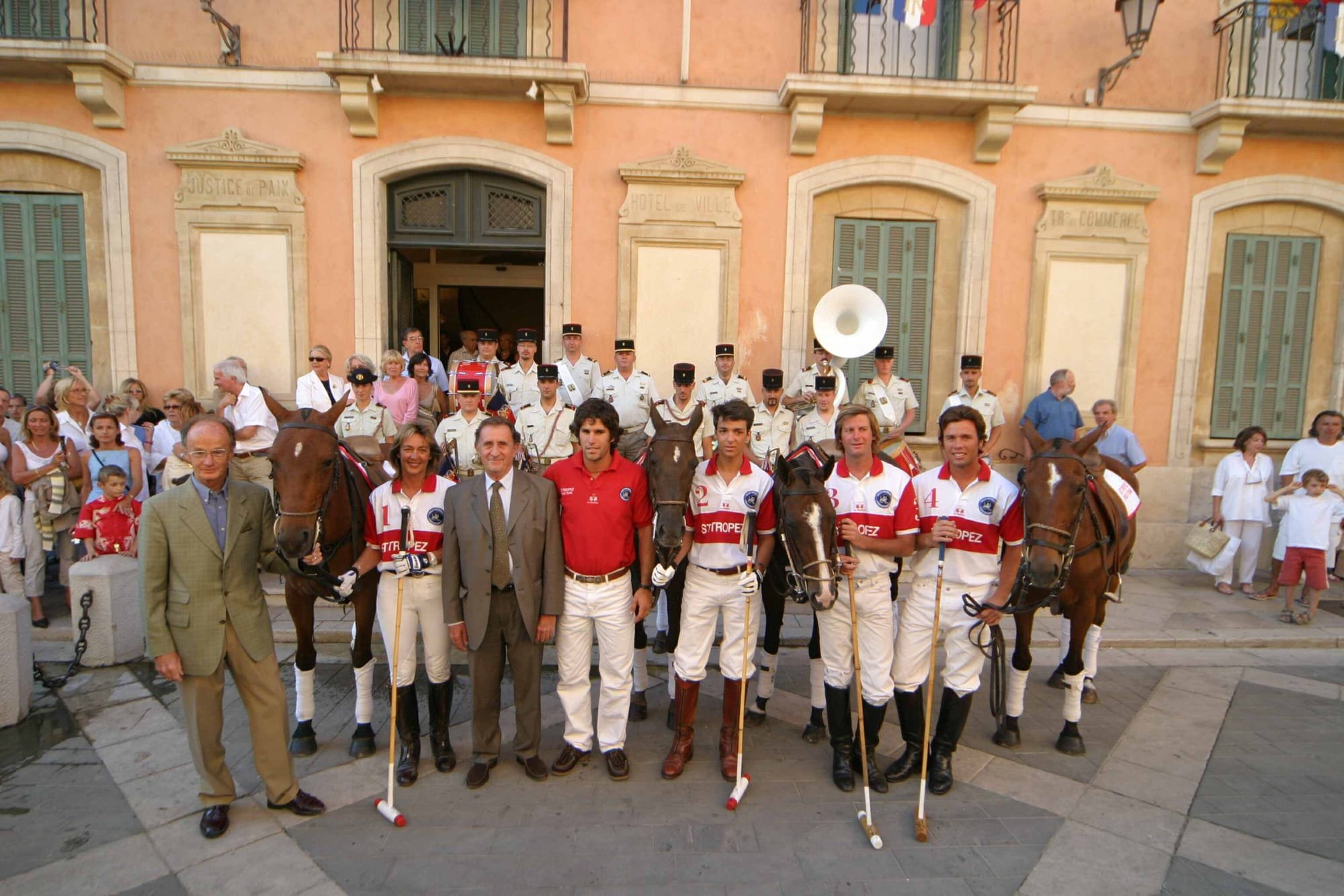 L'équipe de Polo devant la mairie de Saint-Tropez
