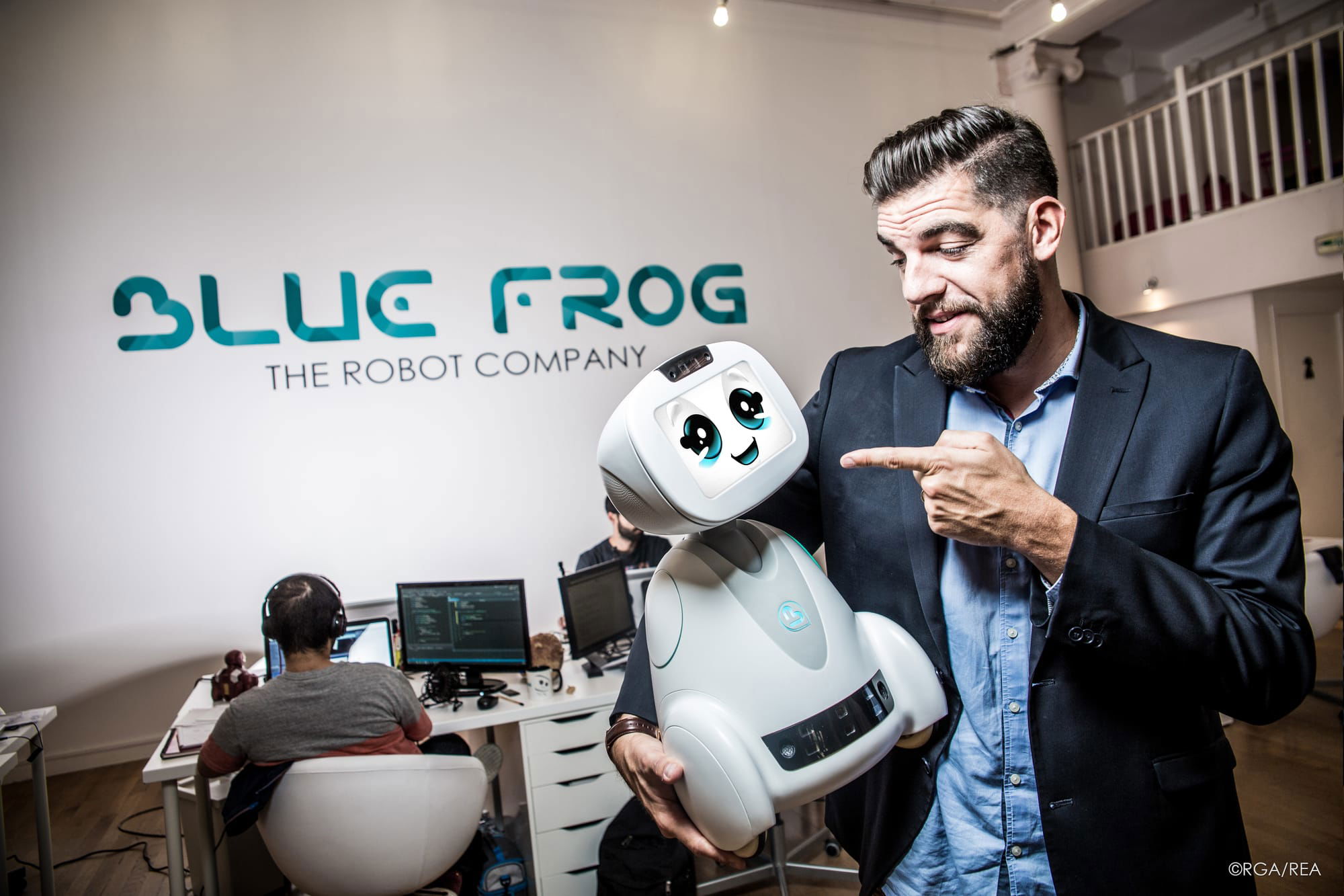 BUDDY est un robot émotionnel conçu par BLUE FROG ROBOTICS pour rompre l'isolement des enfants hospitalisés en longue durée.