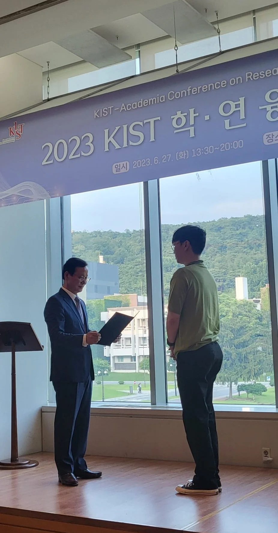 Hyunjin got a poster award at 2023 KIST-academia conference