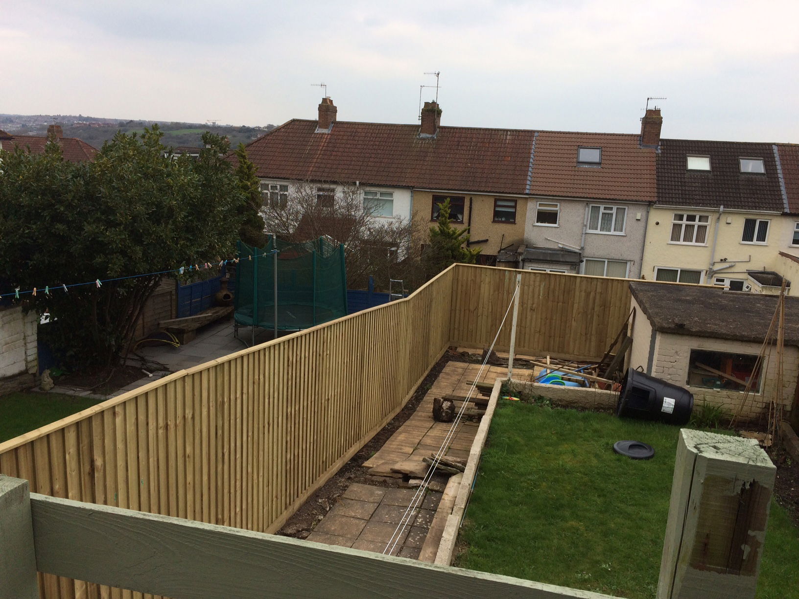 Feather edge fencing with C cap