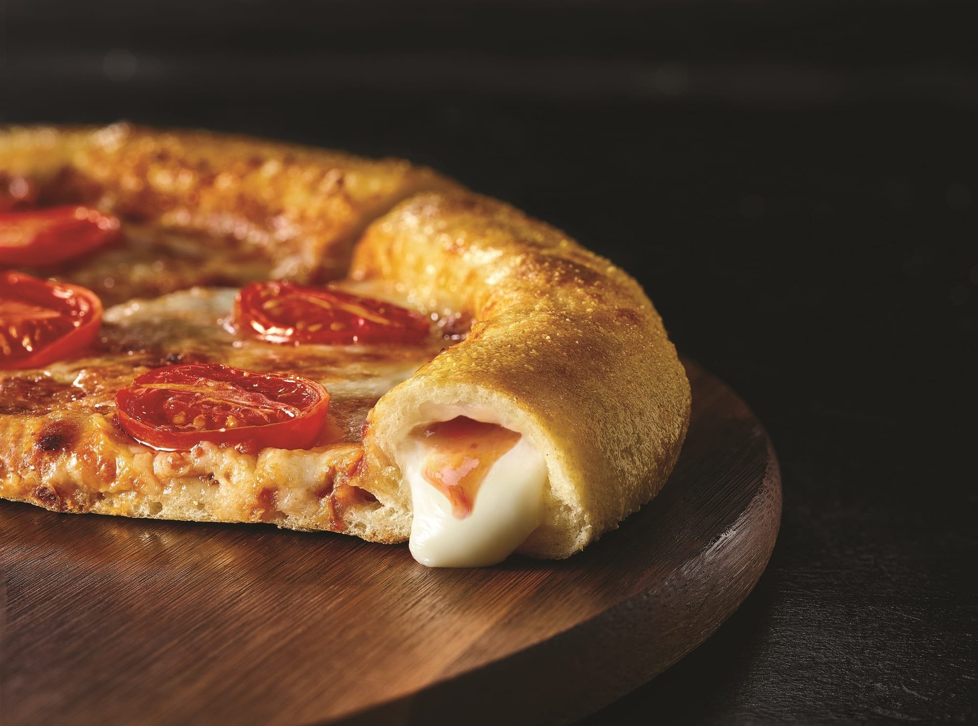 דומינו'ס פיצה: טעמים חדשים של Cheesy Crust: מוצרלה זיתים ומוצרלה חריף