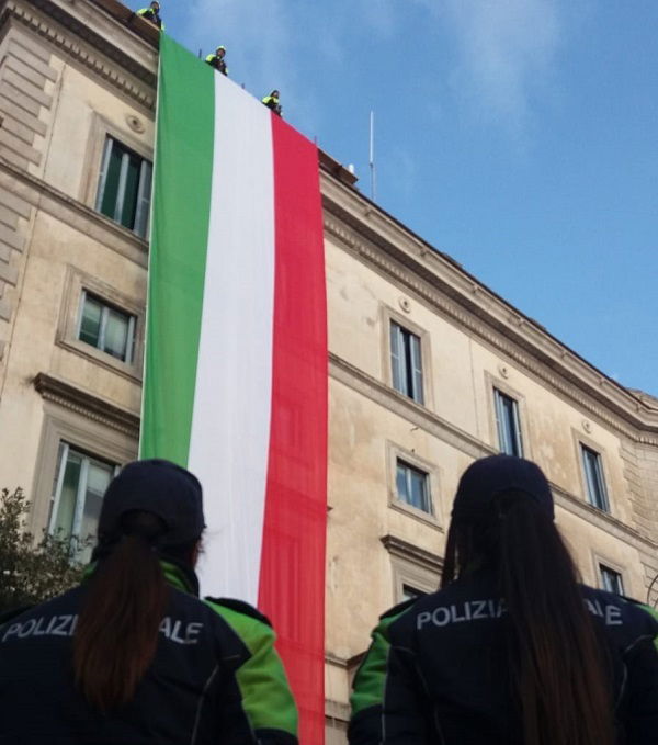 Marino, il tricolore in piazza Matteotti e il Gemellaggio con la Gendarmeria. Primo giorno di Festa della Polizia Locale