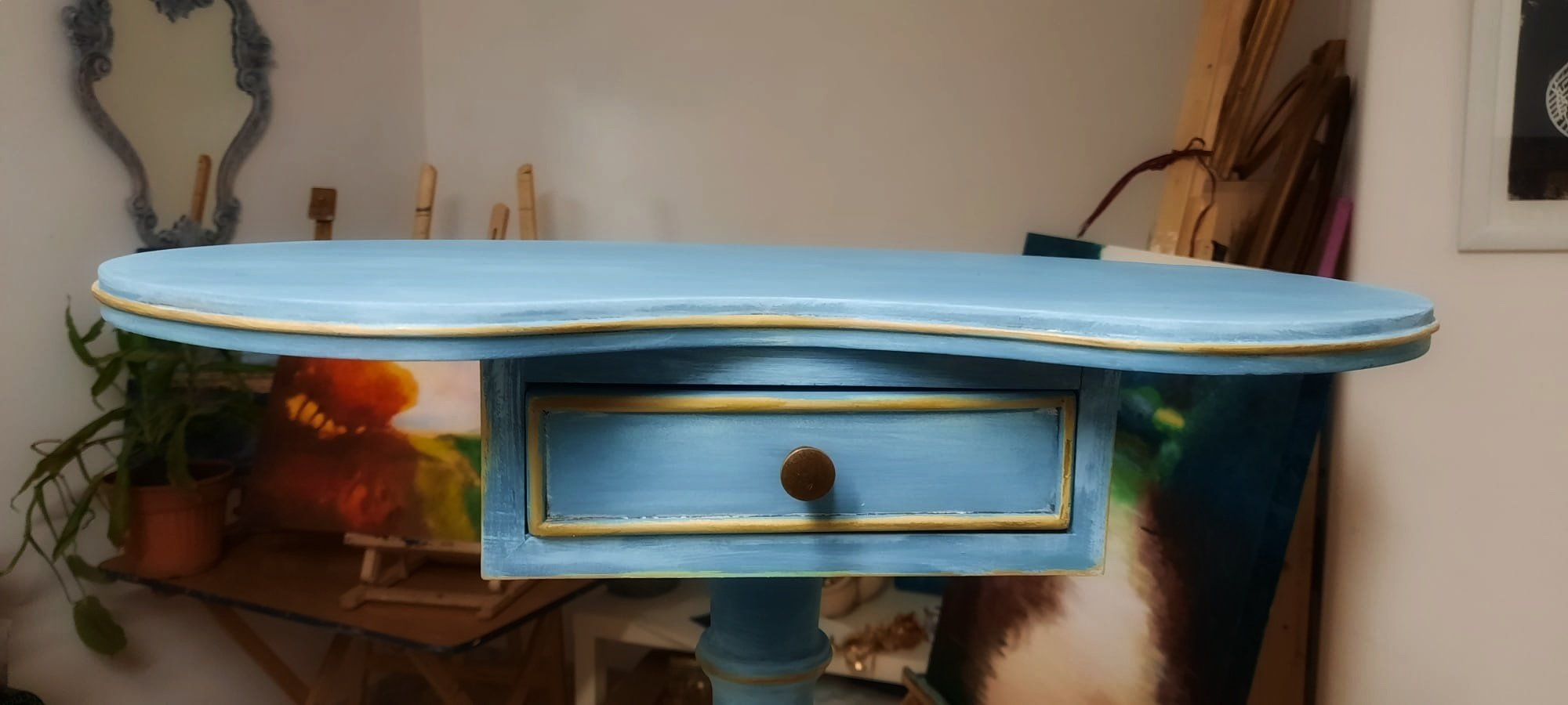 Everything is transformed, Restoration and decoration of an old piece of furniture
