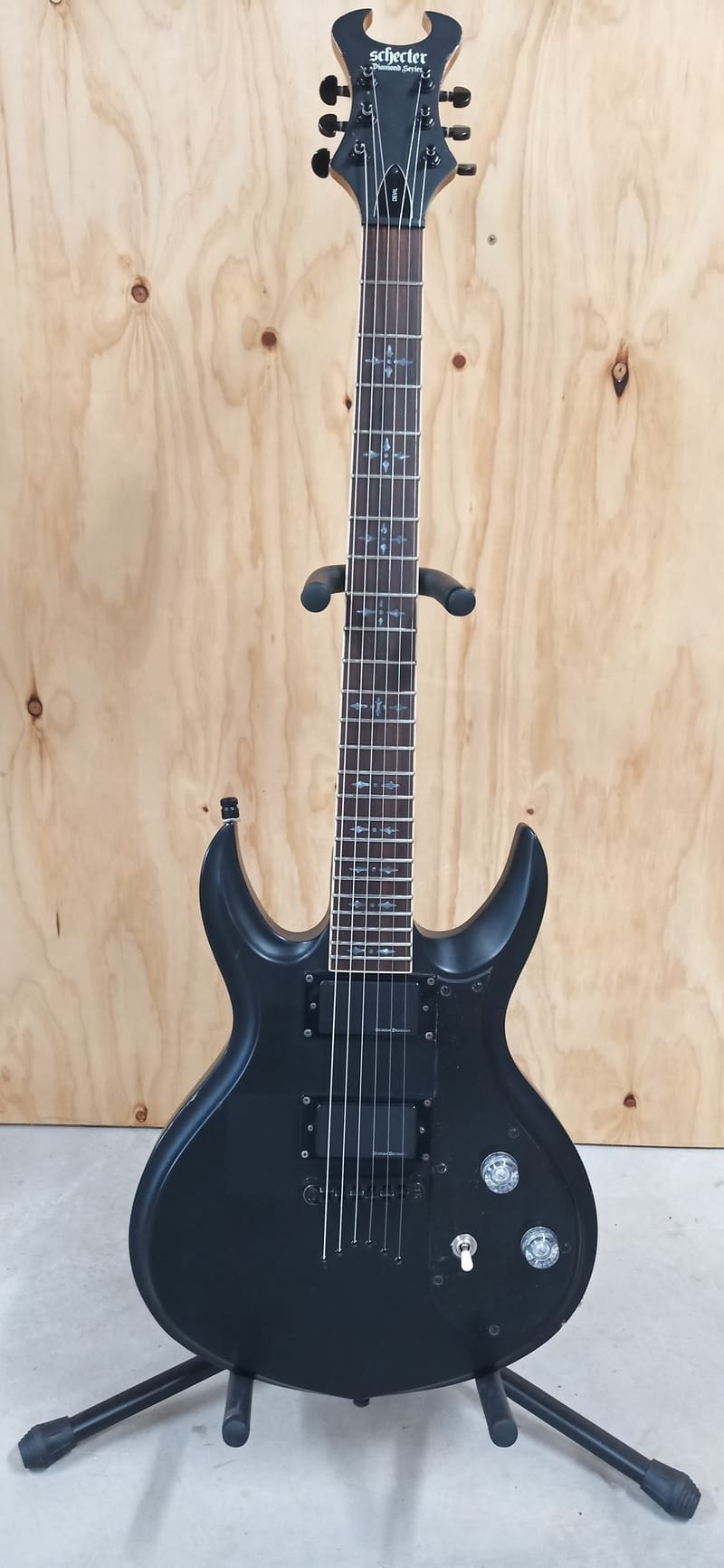 SCHECTER DEVIL SOLIDBODY ELECTRIC - Text
